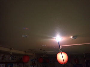 非常灯の点灯状況を確認しました(特定建築物定期調査)。