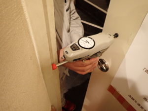 防火扉の閉鎖力を測定しました(防火設備定期検査)。