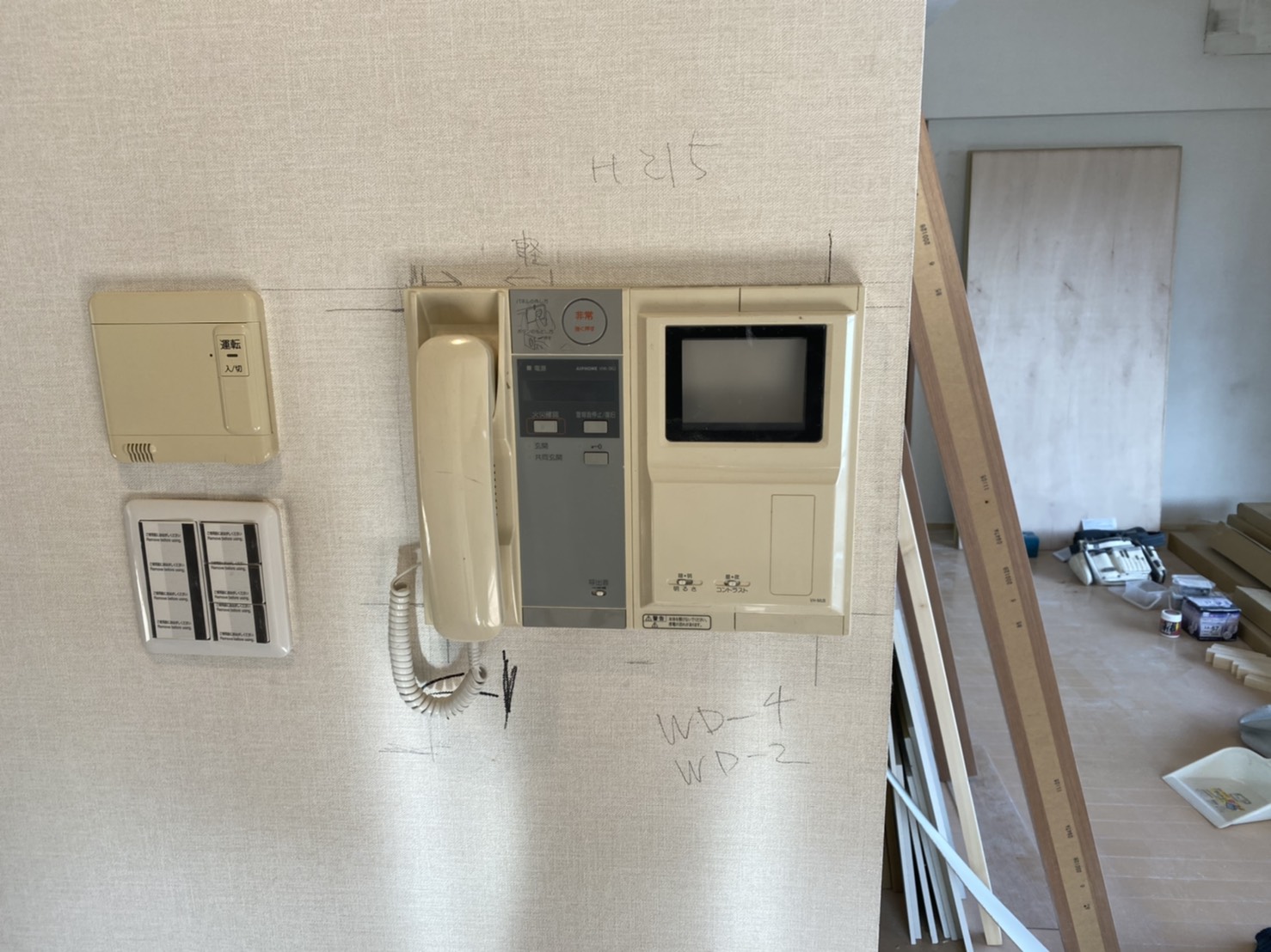 インターホン設備の移設工事を行いました。