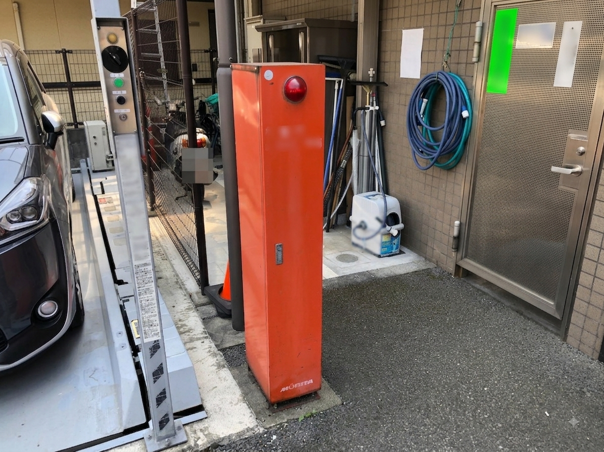 設置から20年が経過した移動式粉末消火設備。外観の劣化が目立つ状態から交換工事を行いました(東京都調布市の駐車場)