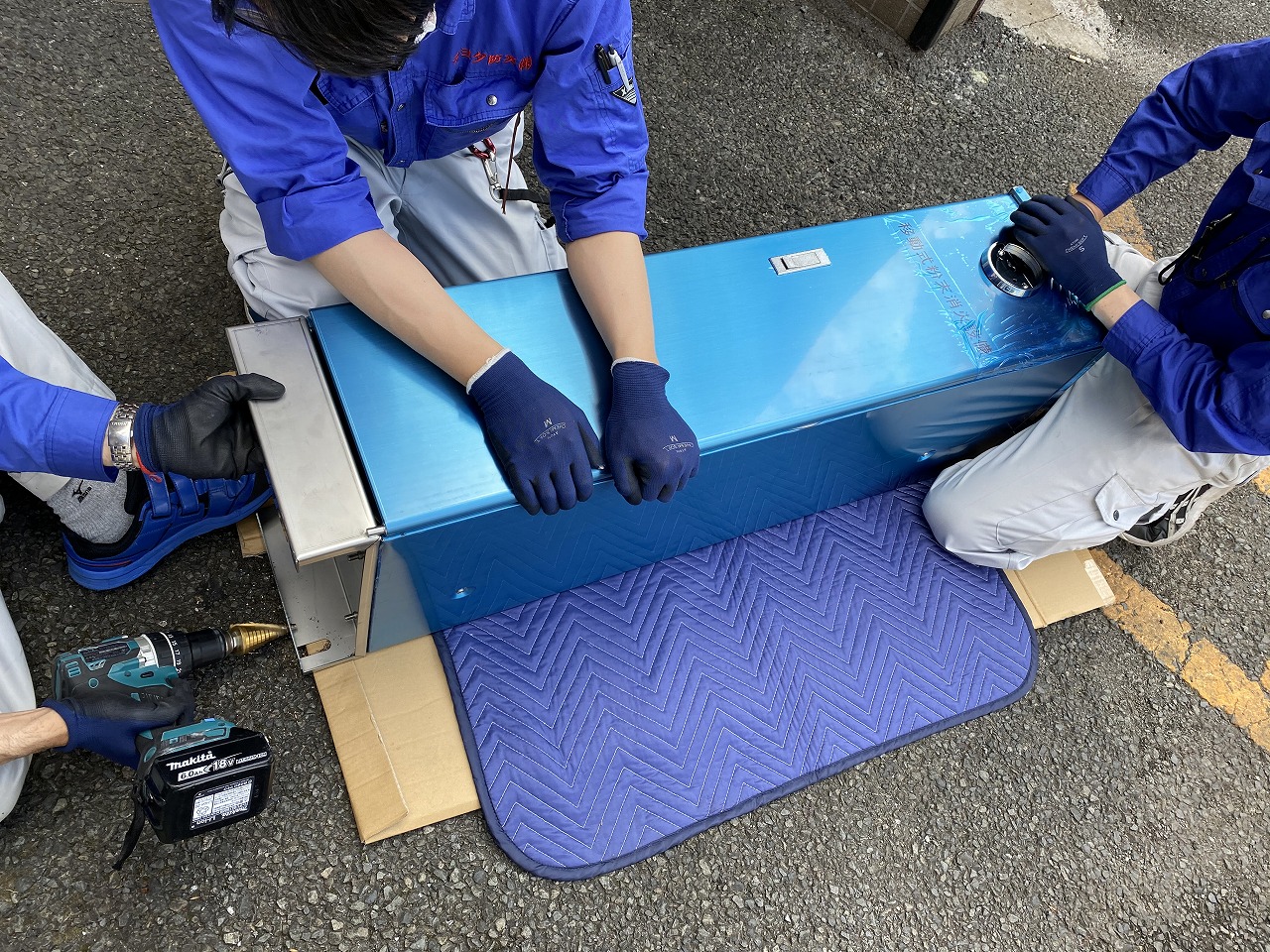 地面と接する架台の調整中です。
