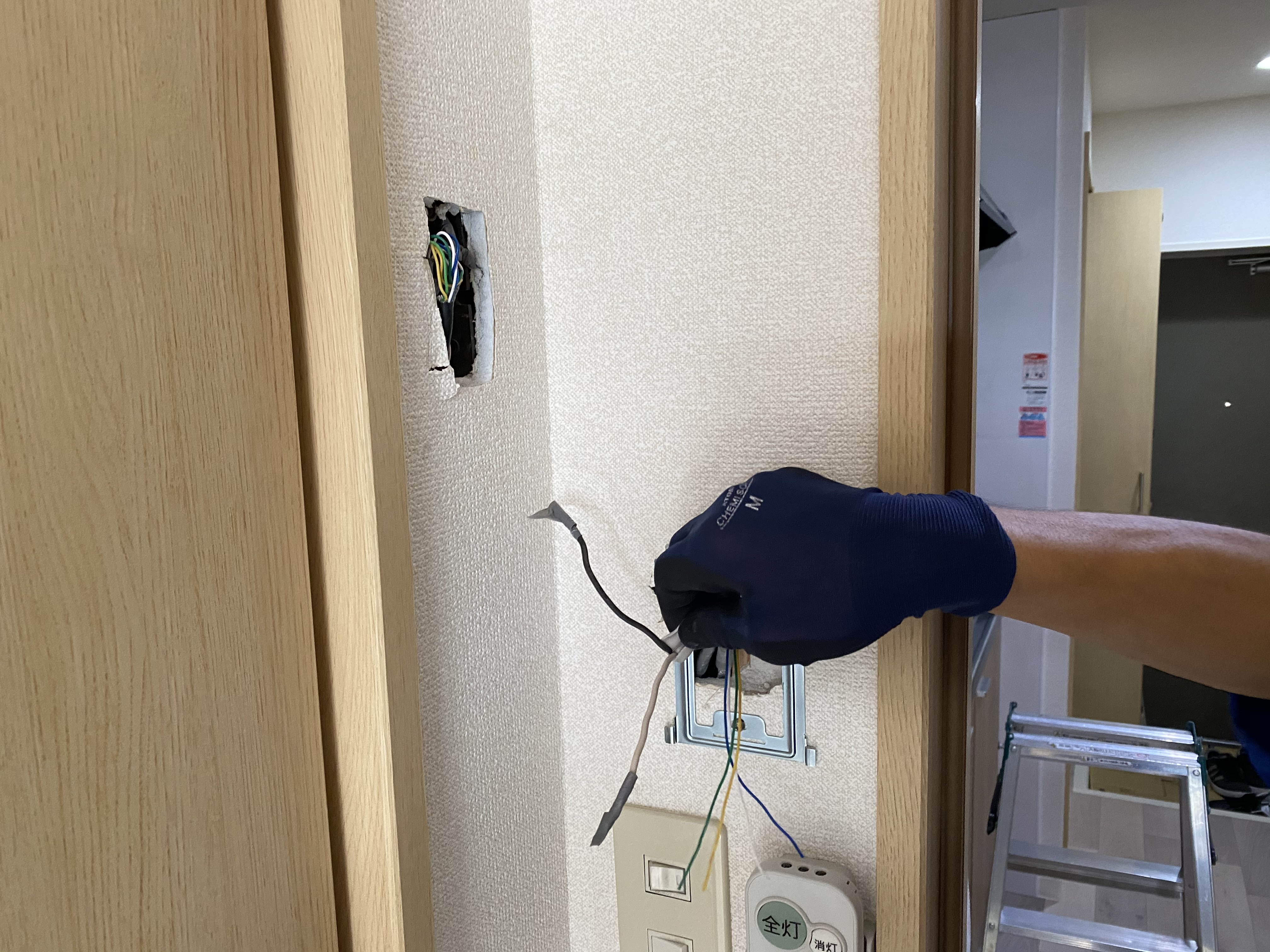 古いインターホン機器を撤去し、壁の裏で通線を行いました。