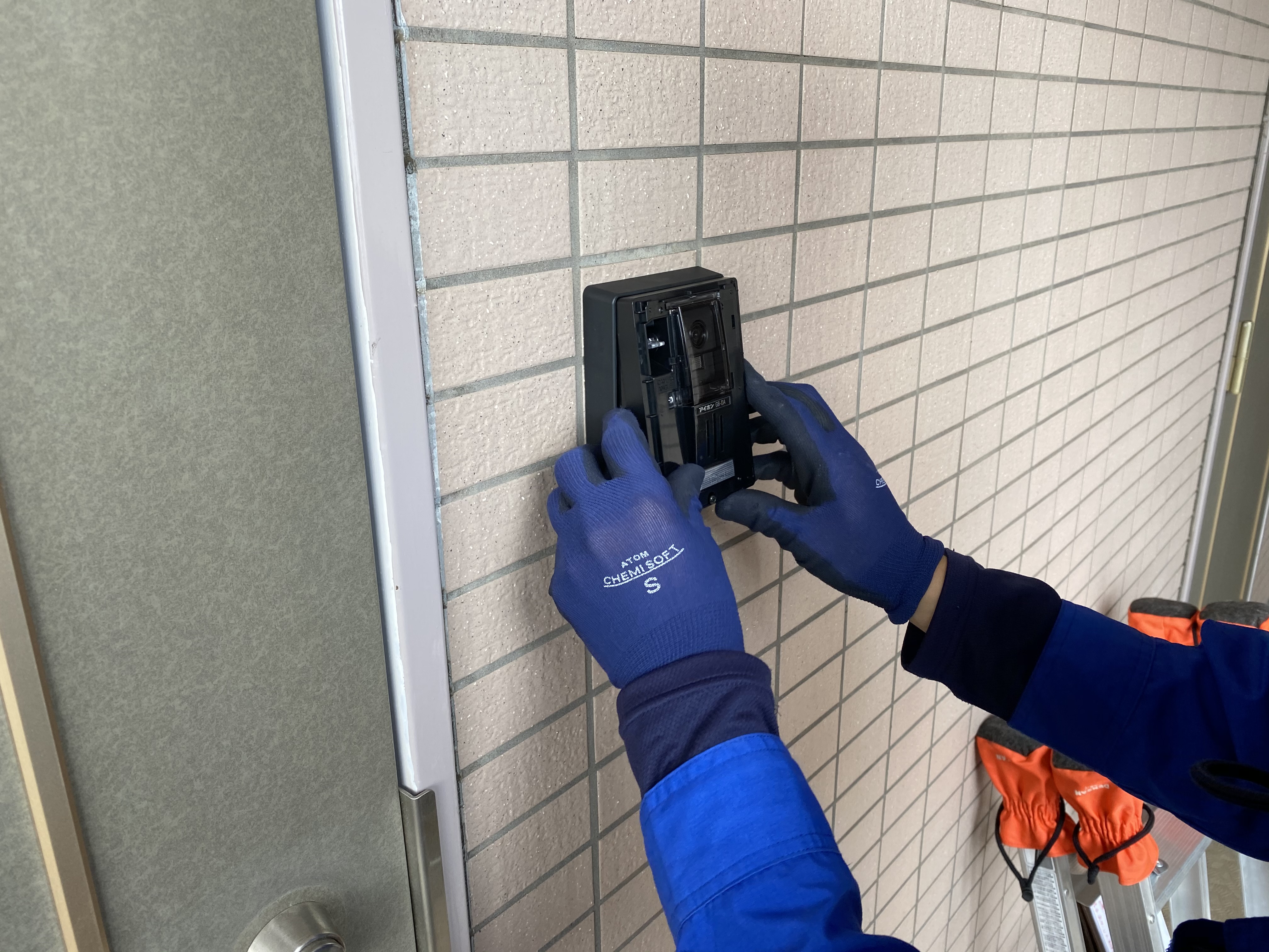 玄関外の子機もカラーモニターに交換したことで、防犯性能が向上し、入居者様に喜んでいただきました。