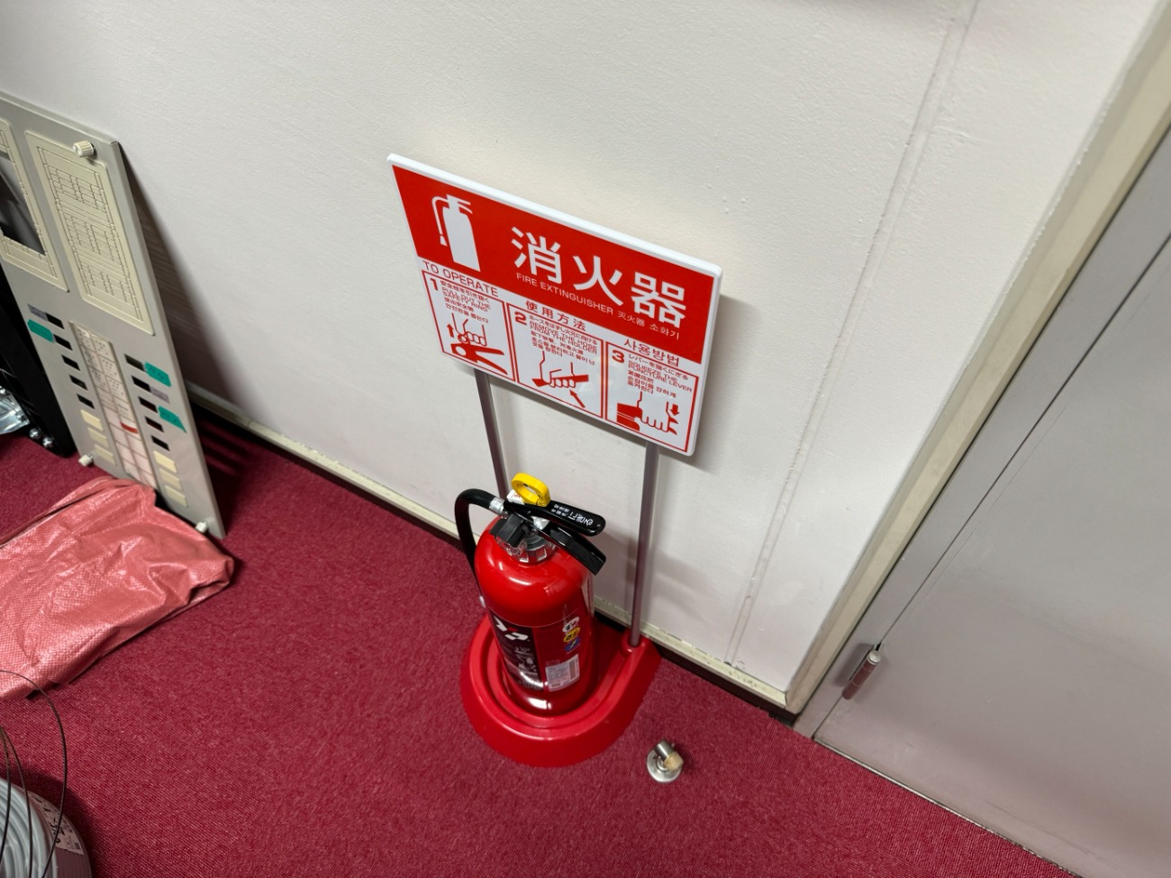 トランクルームの通路に新設した両面表示のLED通路誘導灯。入り組んだ通路のどちら側からも避難方向がわかる