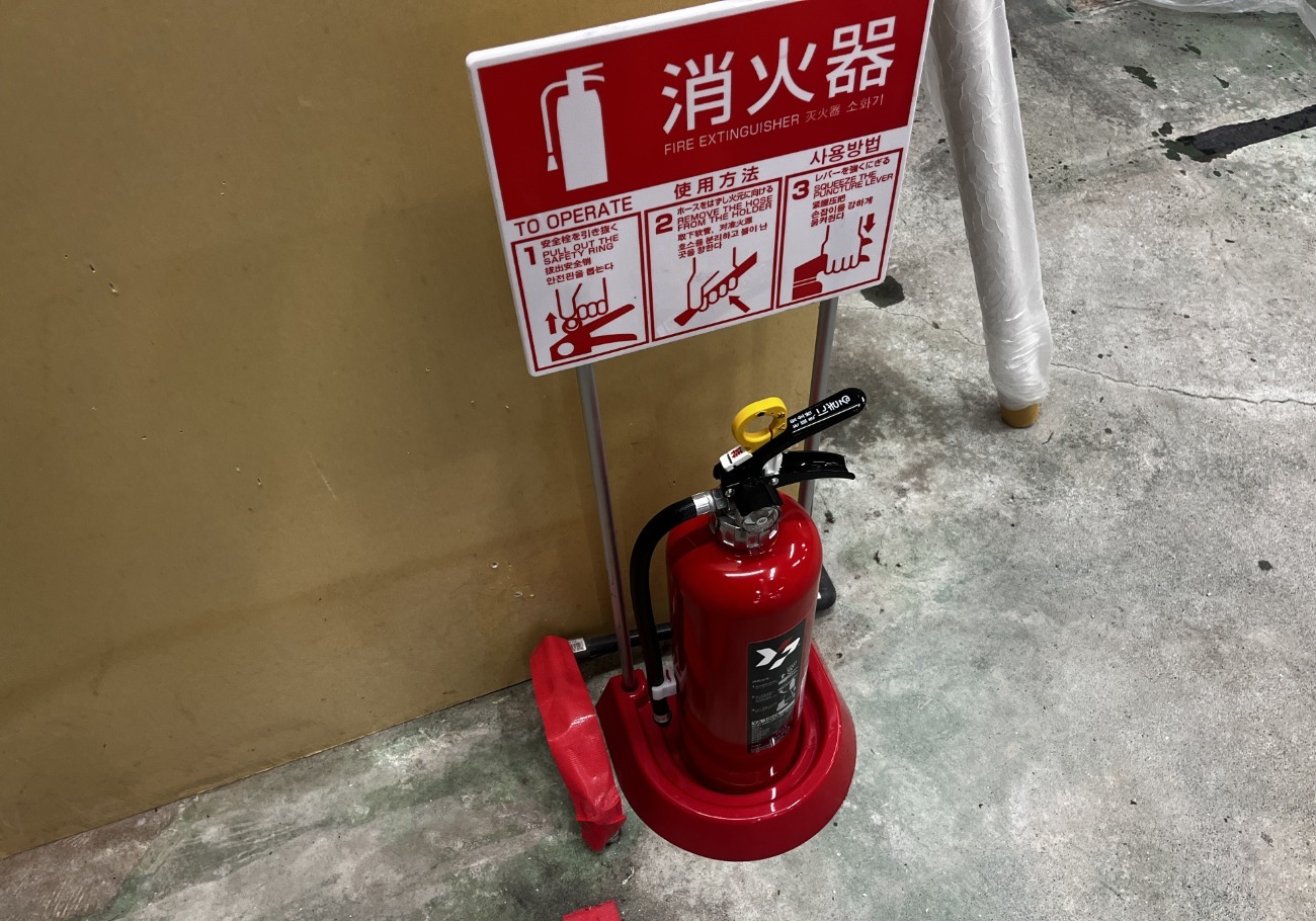 トランクルーム店内の天井に設置した火災感知器と照明。窓を塞いだ空間では煙の早期感知が重要になる