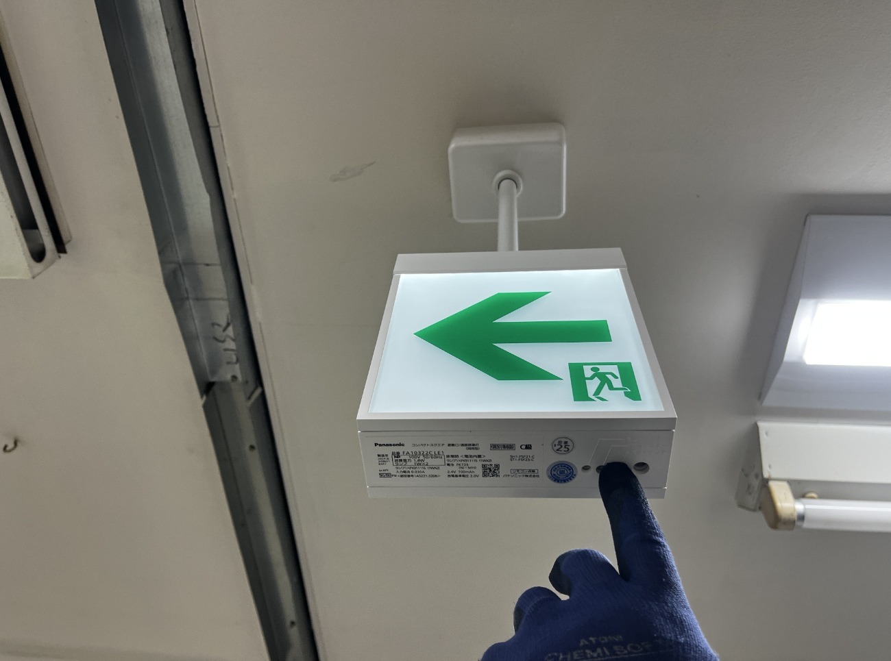 トランクルーム庫内のLED避難口誘導灯。出入口の上に設置し、防犯カメラとあわせて庫内の安全を確保している
