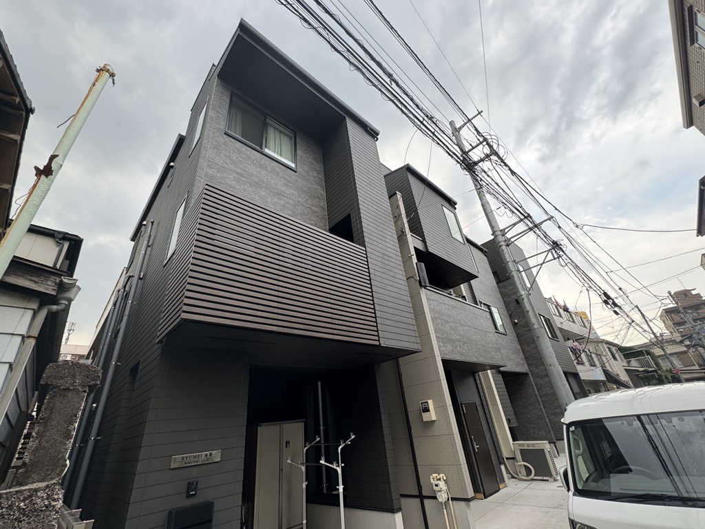 旅館として開業する新築3階建て戸建ての外観（東京都豊島区池袋1丁目）