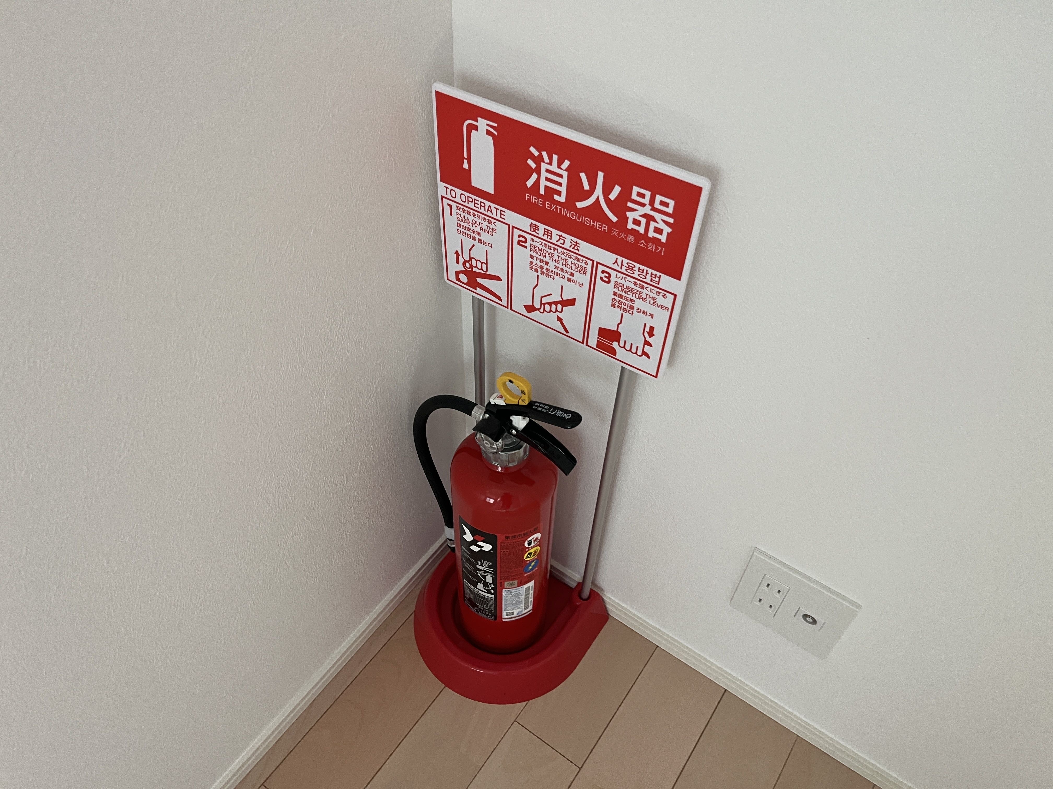 旅館に設置した粉末消火器10型と標識付き設置台（東京都豊島区池袋の消防設備工事）
