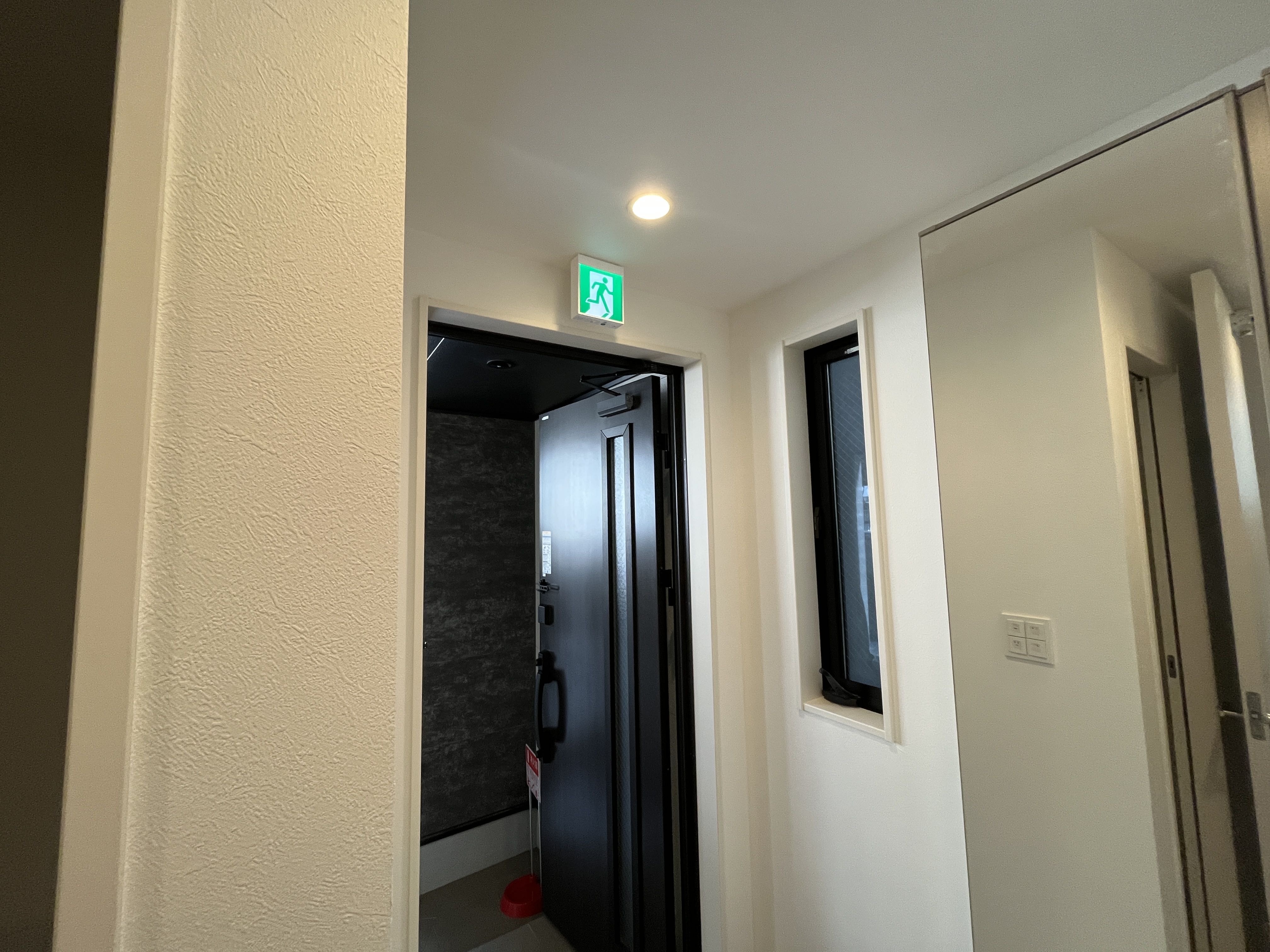 避難口の上部に設置したLED誘導灯（東京都豊島区池袋の旅館消防設備工事）