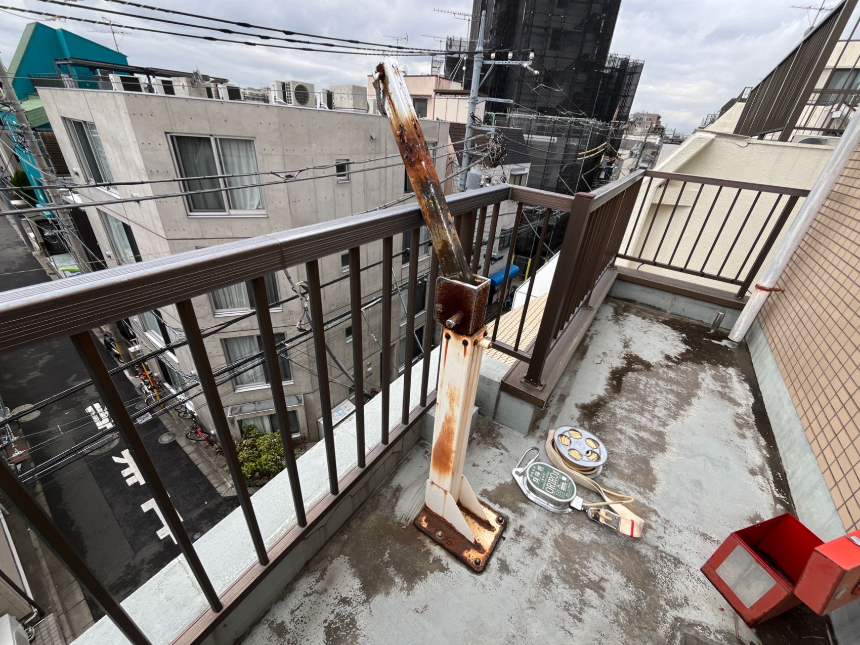 交換前の緩降機取付金具。支柱全体に錆が広がっている(東京都世田谷区の緩降機交換工事)