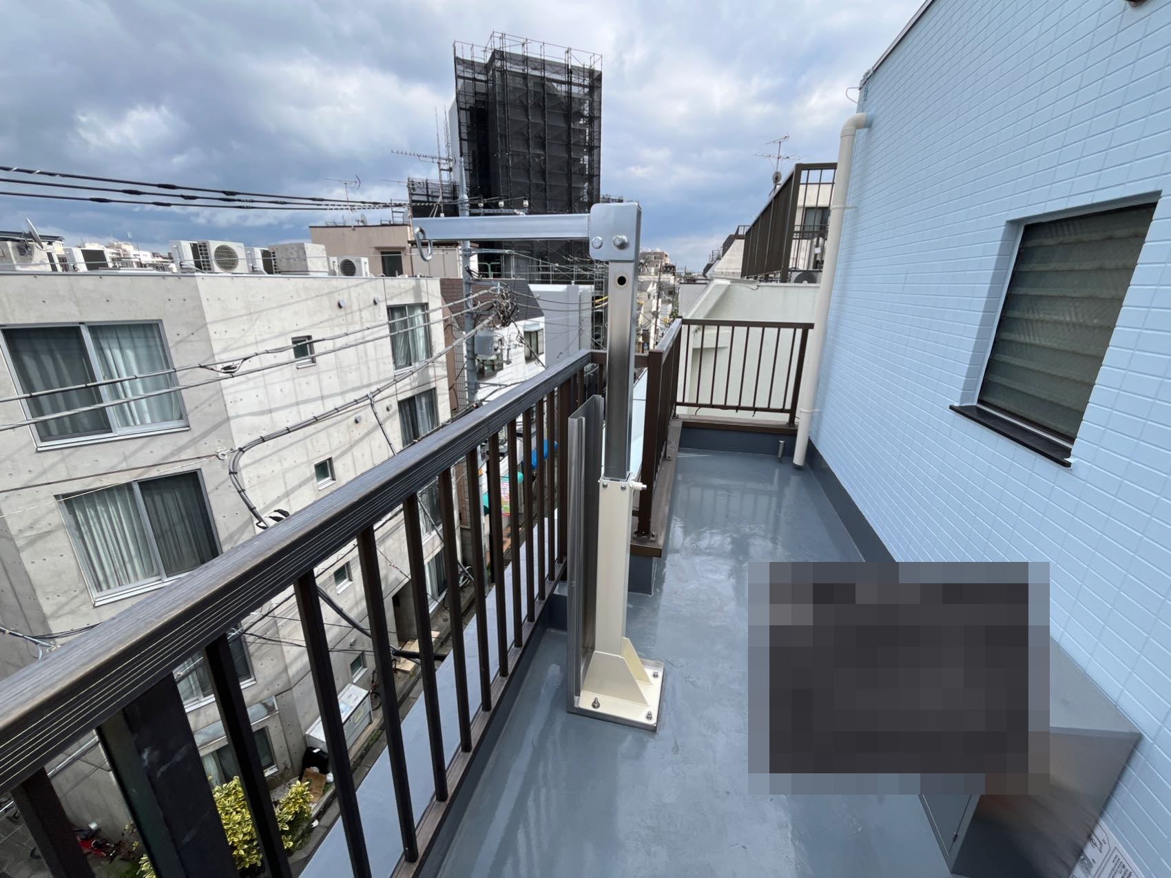 新しい緩降機取付金具のアームを展張した状態