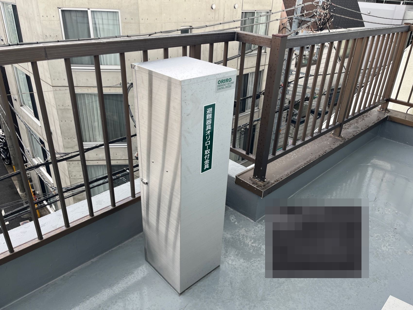 緩降機取付金具を収納するステンレス製の屋外用格納箱