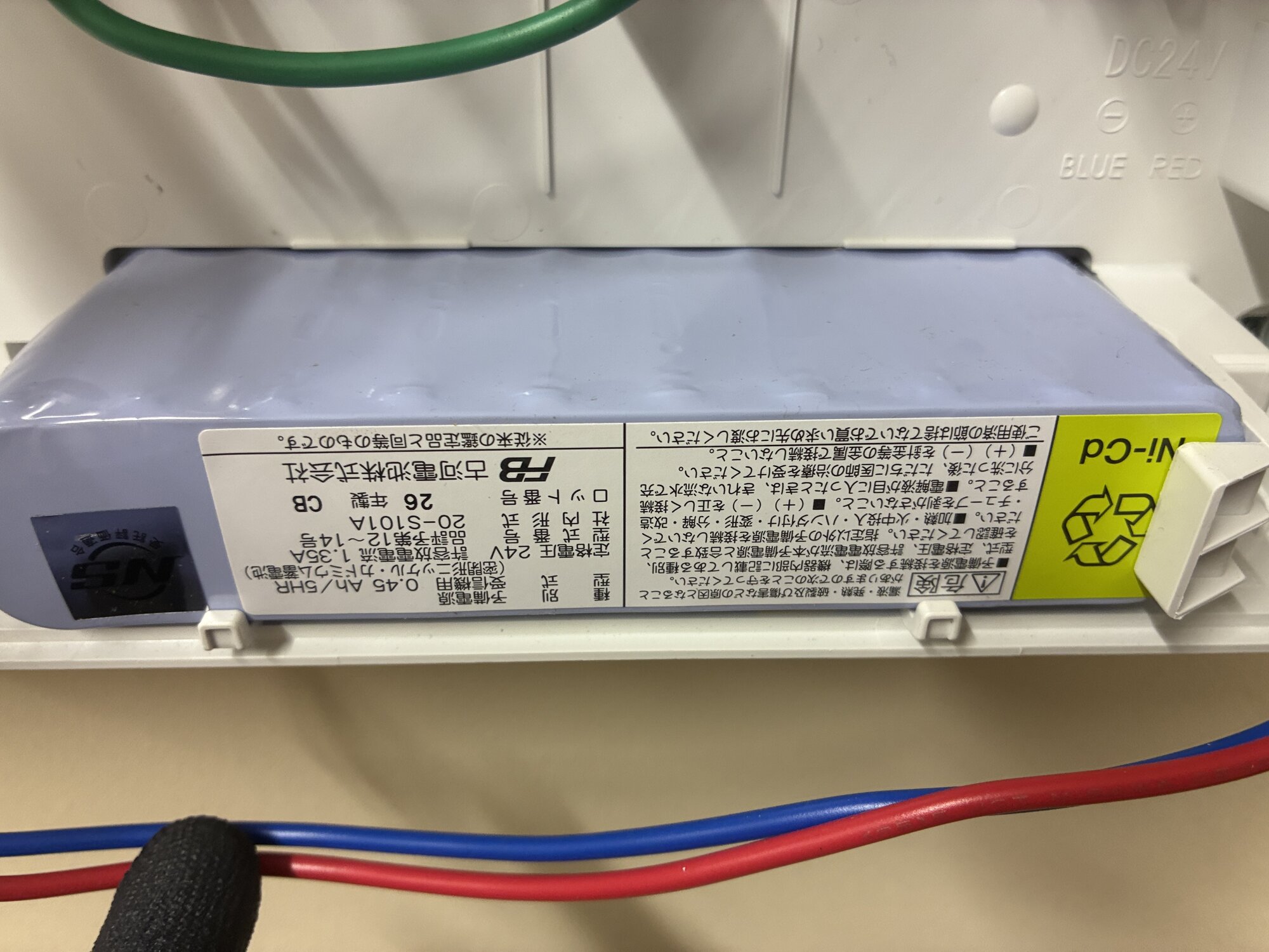 受信機内部の予備電源バッテリー。停電時にも設備が動作するための電源