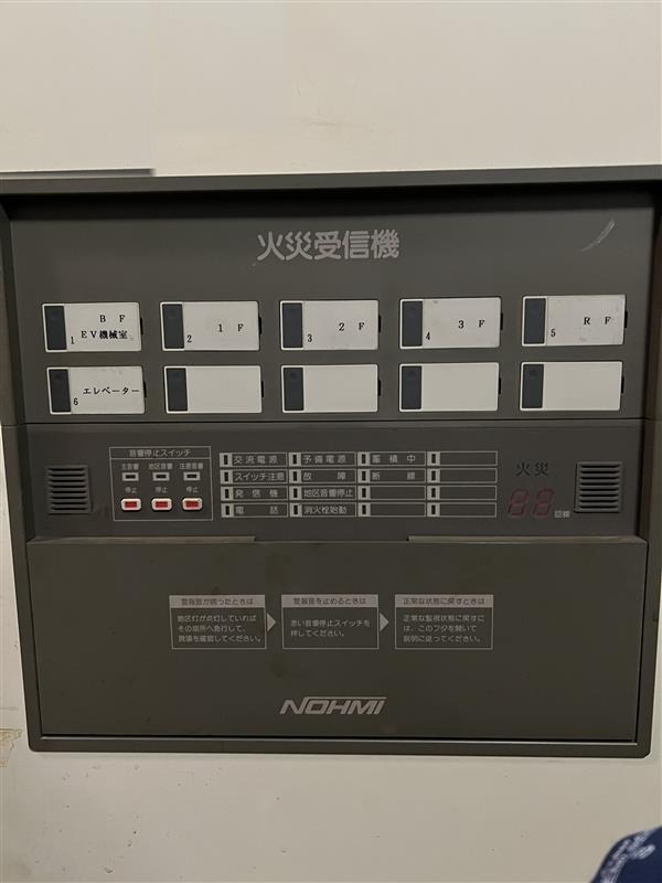 オーナー様宅内に設置されていた交換前の火災受信機（P型・経年劣化により誤作動が頻発）