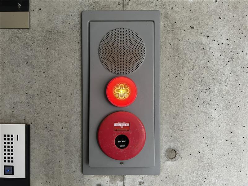 交換前の総合盤。スピーカー・表示灯・発信機が経年劣化していた