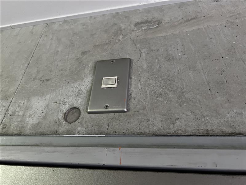 交換前の室外表示灯。金属プレートの古いタイプ