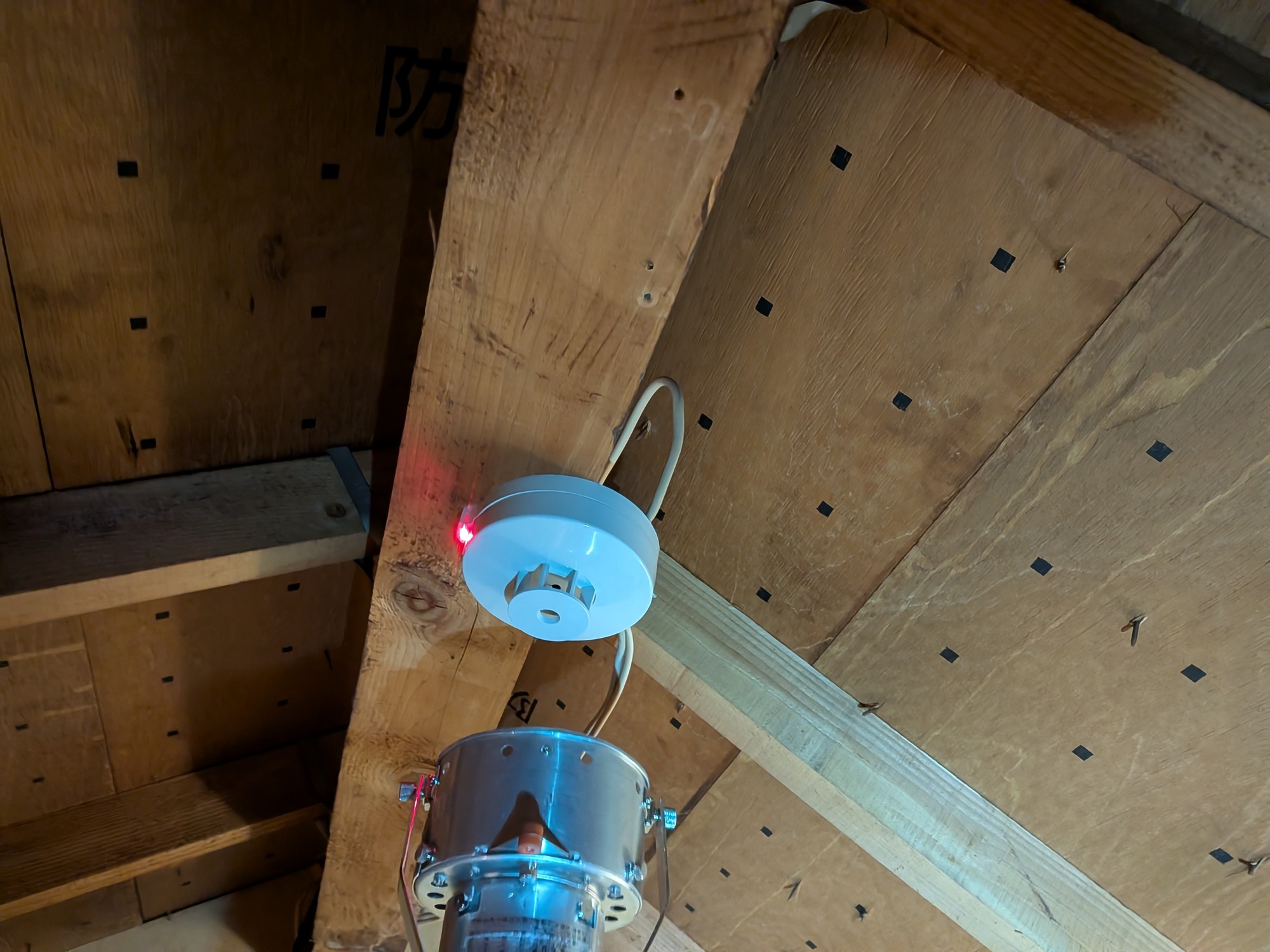 小屋裏に交換した新しい感知器の作動確認。作動灯が赤く点灯している