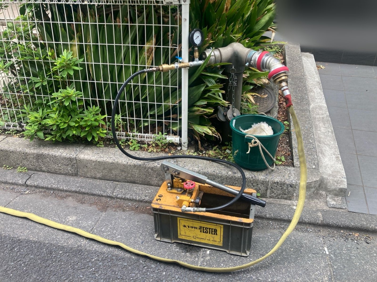 連結送水管の送水口に圧力計と手動テストポンプを接続した状態
