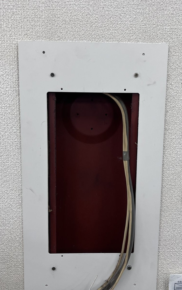 撤去跡の開口部を覆う特注リニューアルプレートを壁に取り付けた状態