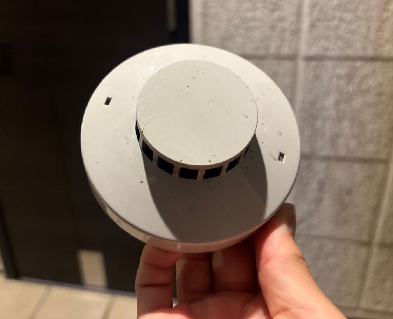 消防隊が取り外した煙感知器