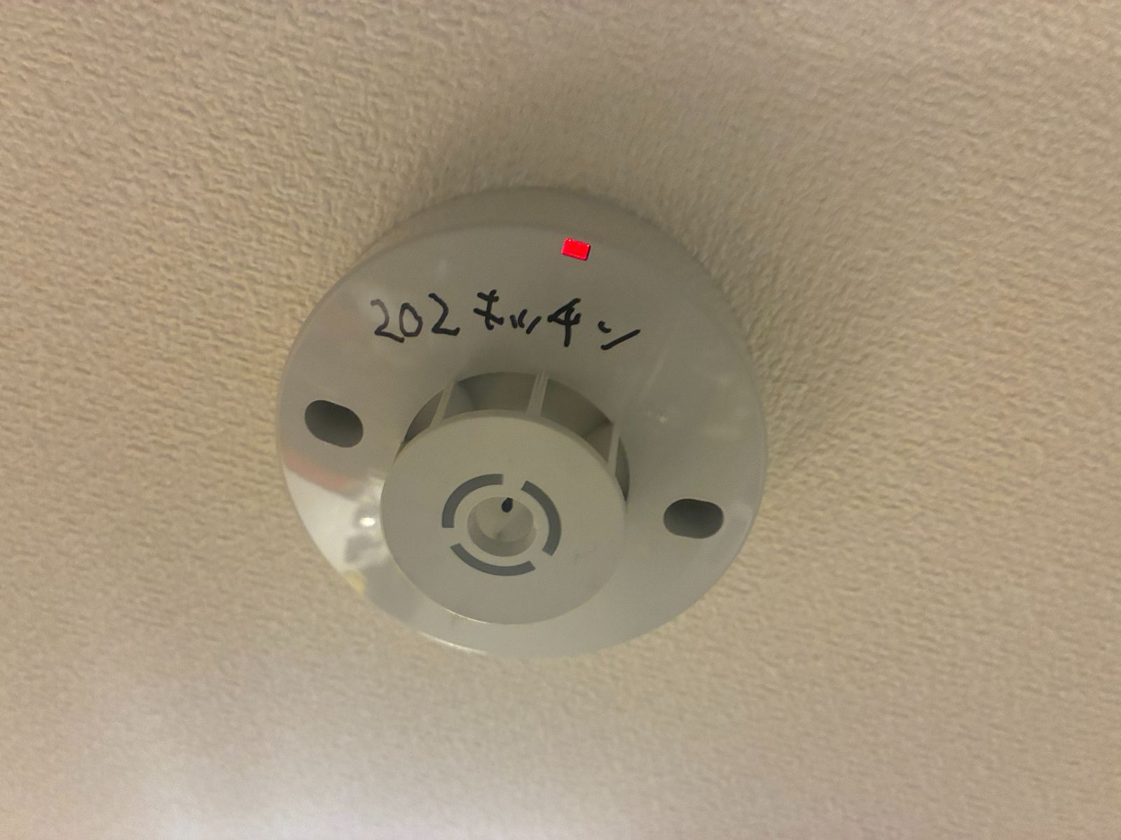住戸キッチンの熱感知器の作動表示灯が赤く点灯している様子