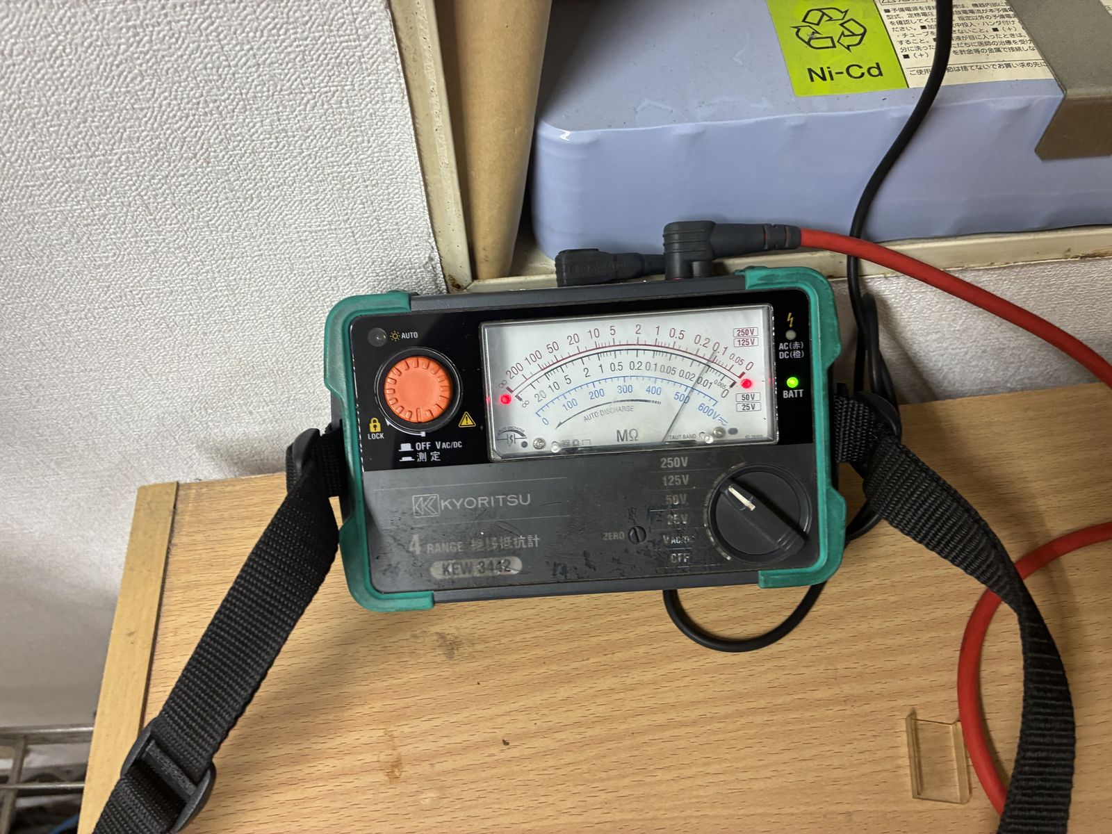 絶縁抵抗計で感知器回路の絶縁抵抗を測定している様子