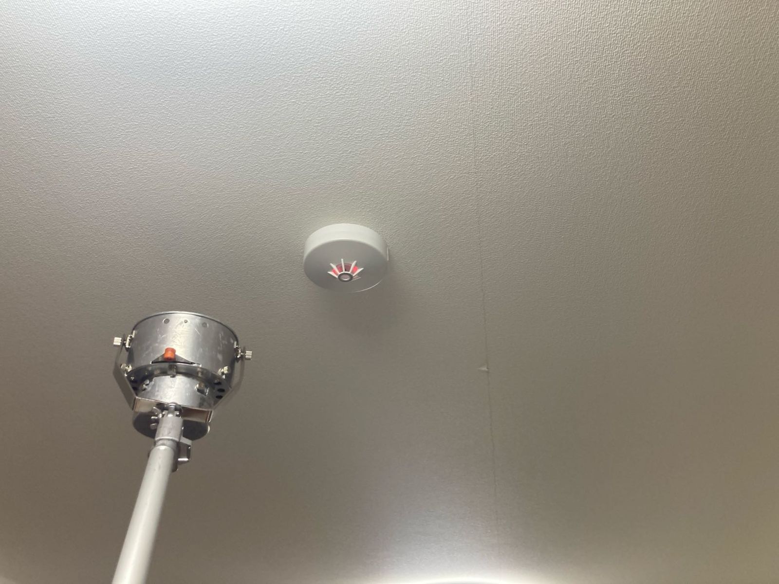 定温式熱感知器を加熱試験器で試験している様子