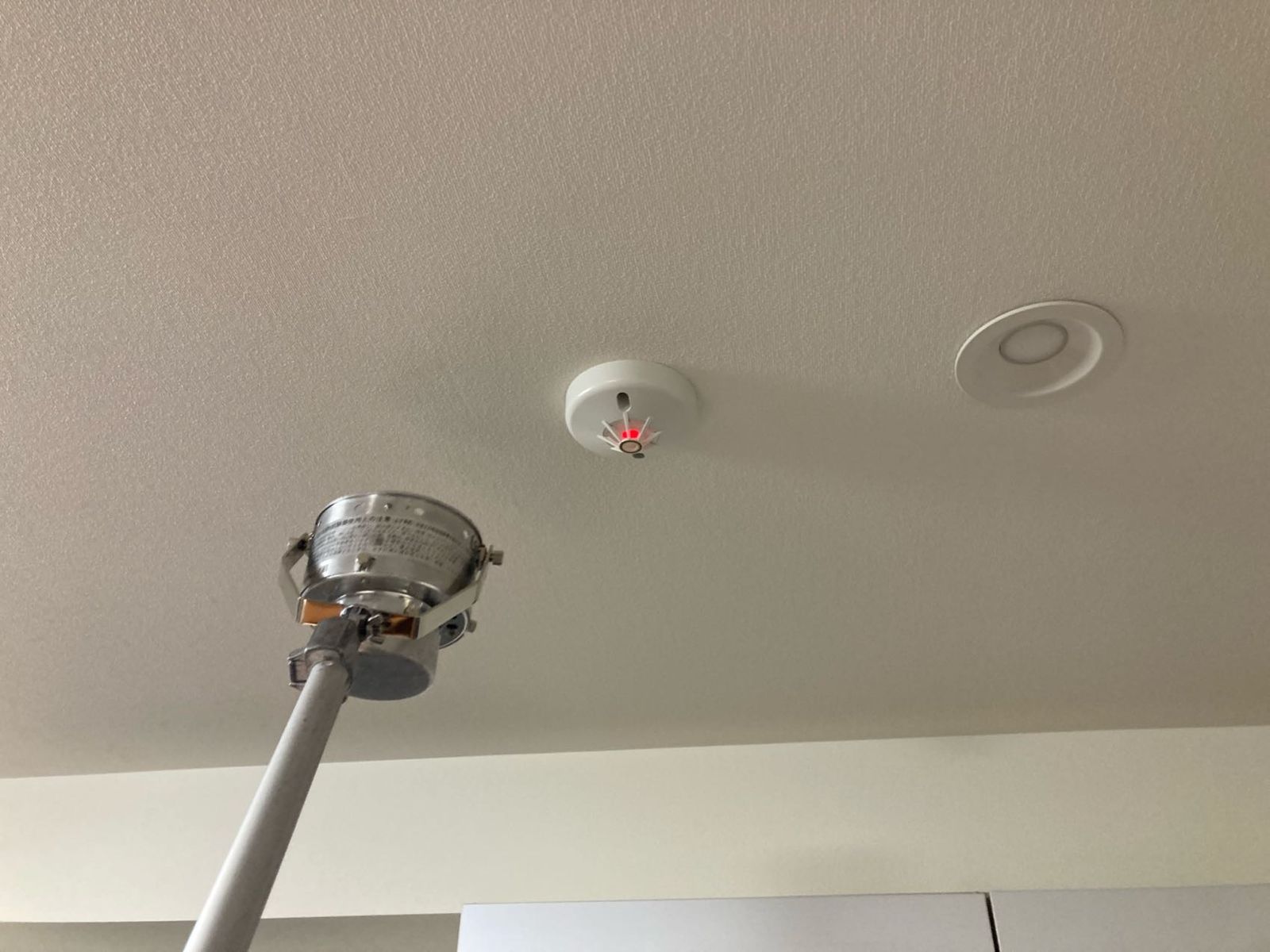 加熱試験器で作動表示灯が点灯した定温式熱感知器