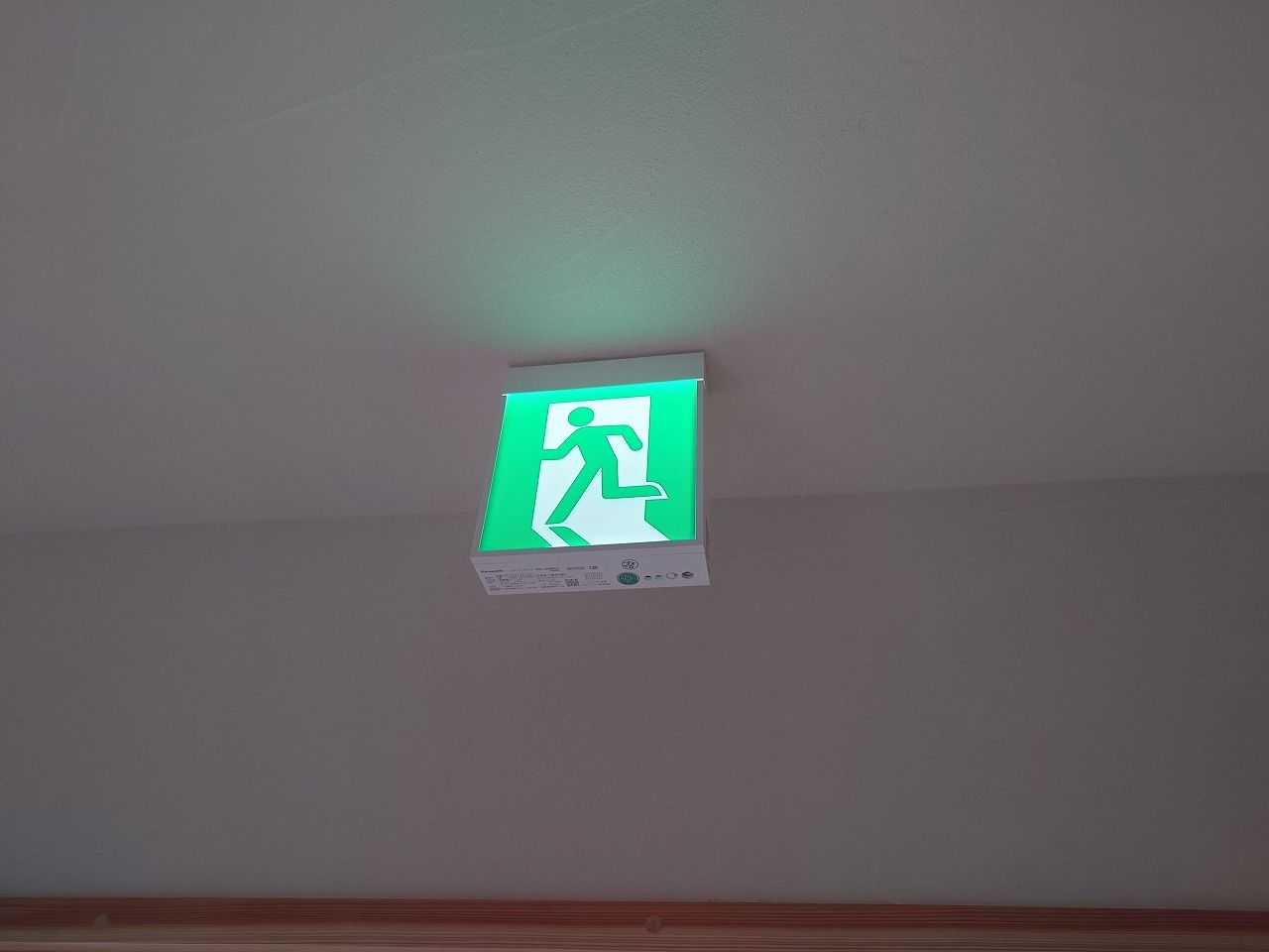 天井付近に設置したLED避難口誘導灯(C級・片面)(神奈川県鎌倉市の民泊)