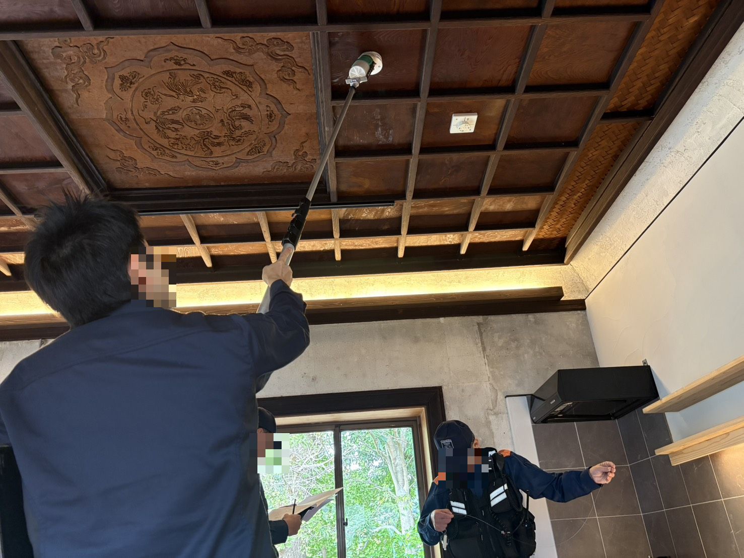 鎌倉の民泊開業に伴う消防設備工事｜彫刻入りの格天井の意匠を守って自火報・誘導灯・非常灯を新設し、消防検査に合格【神奈川県鎌倉市の施工事例】