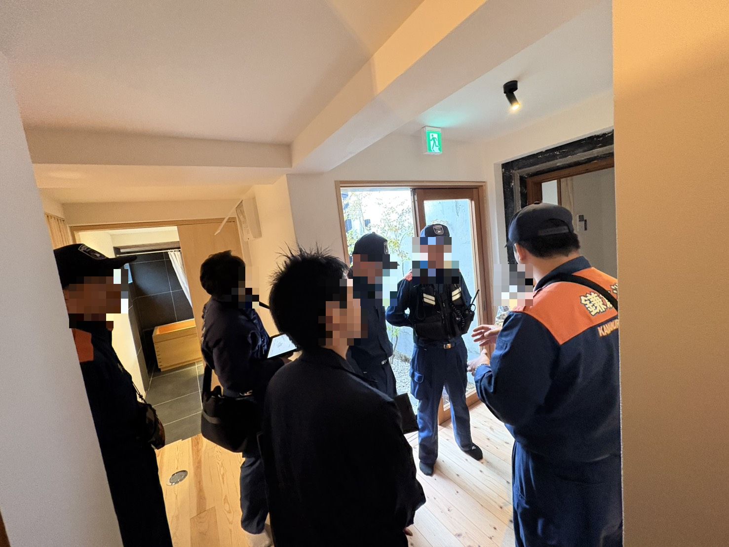 消防検査に立ち会う当社社員と消防職員(神奈川県鎌倉市の民泊)