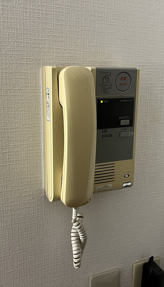 交換前の受話器式インターホン親機（火災受信機兼用）
