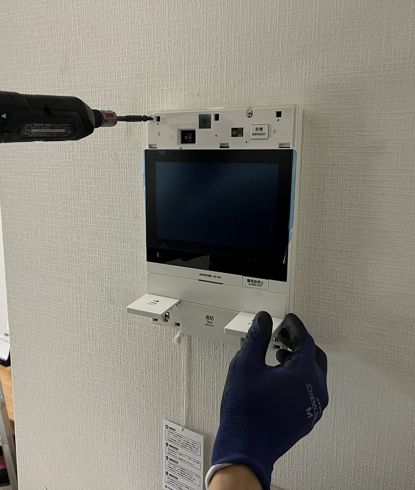新しいモニター付き住宅情報盤の取付作業