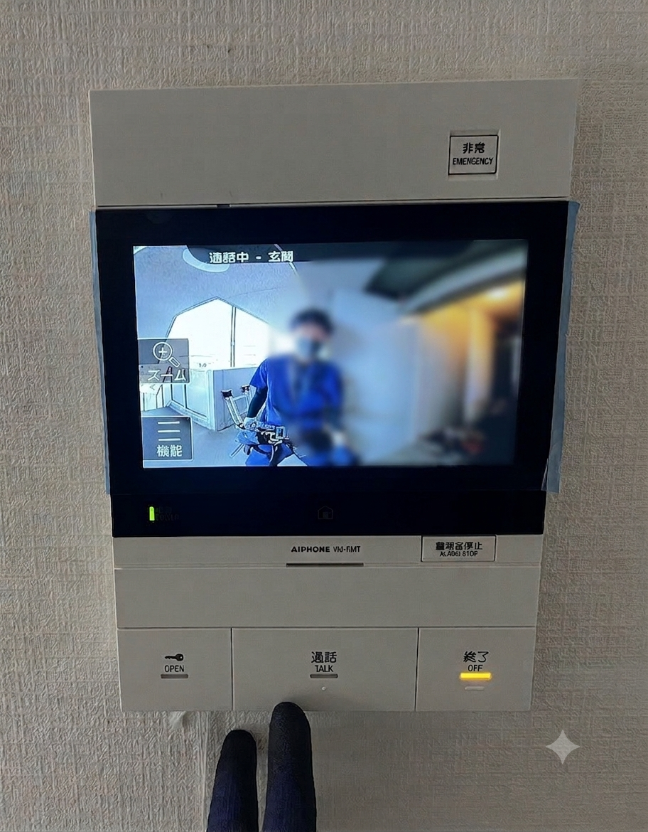 新しい親機のモニターに玄関カメラの映像が映っている稼働確認の様子