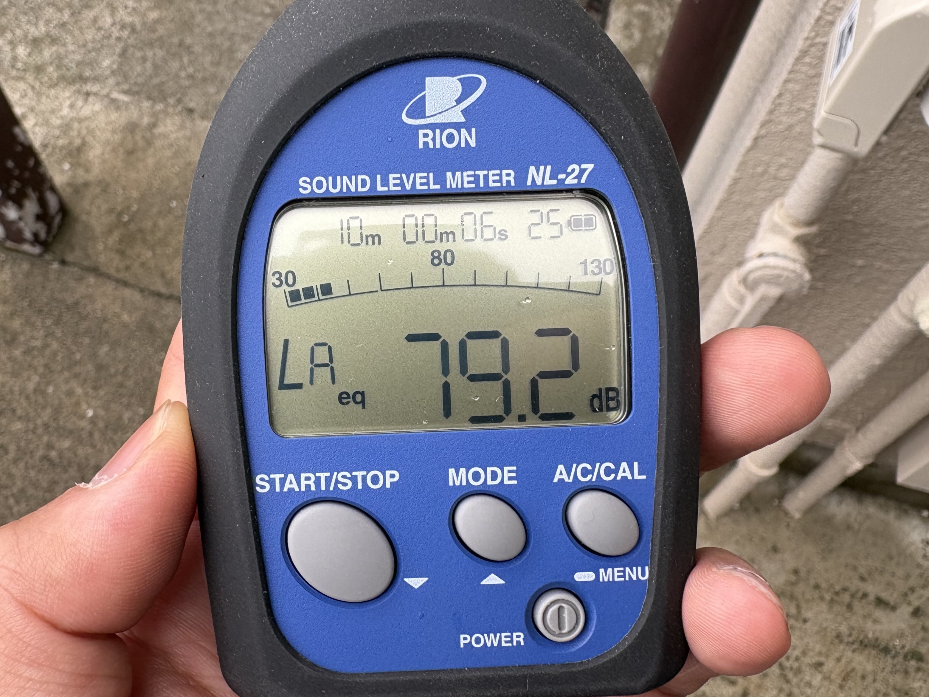 RION製の騒音計NL-27の表示。LAeq 79.2dBを表示している