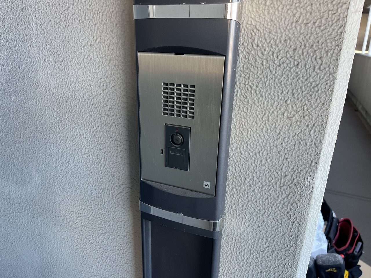 交換前の玄関子機。カメラなしの押しボタン式
