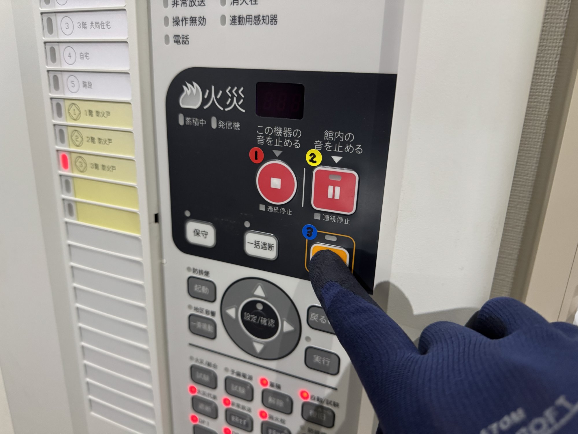 ③橙色の「復旧」ボタンを指で押しているところ